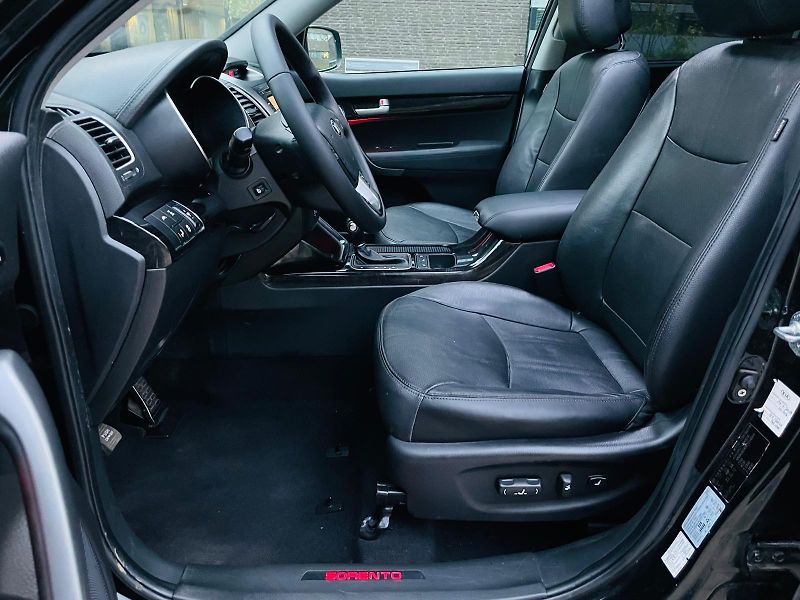 Kia Sorento 2.2D 4x4 AUT PANORAMA VÝHŘEV  - fotka 28 z 51