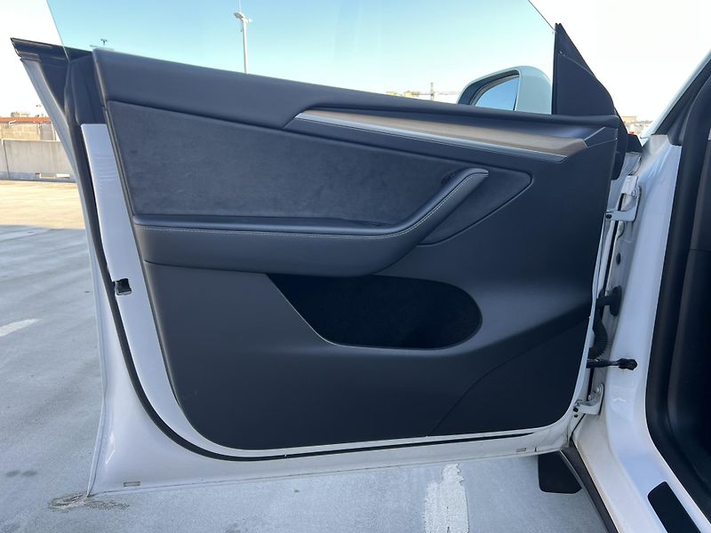 Tesla Model Y Long Range AWD 91% SOH - fotka 18 z 21