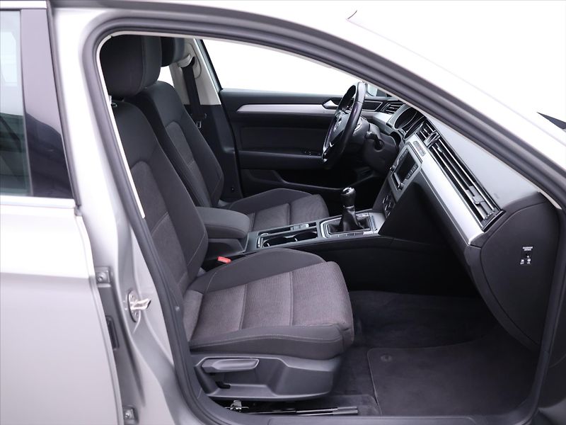 Volkswagen Passat 1,6 TDI Comfortline LED - fotka 12 z 32
