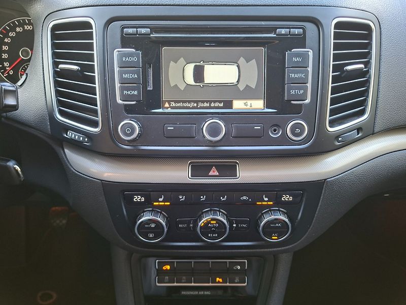 Volkswagen Sharan (2012) 2.0TDI 103kW 6MAN -7.MÍST - fotka 13 z 48