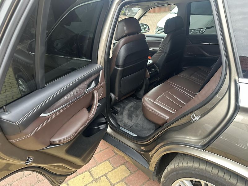 BMW X5 x DRIVE 30D - fotka 15 z 28