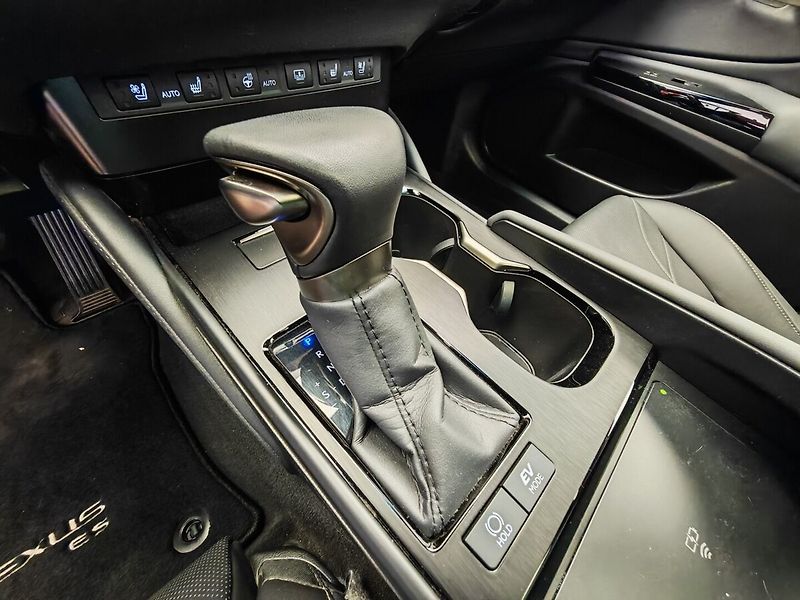 Lexus ES 300h 300h Luxury - fotka 44 z 49