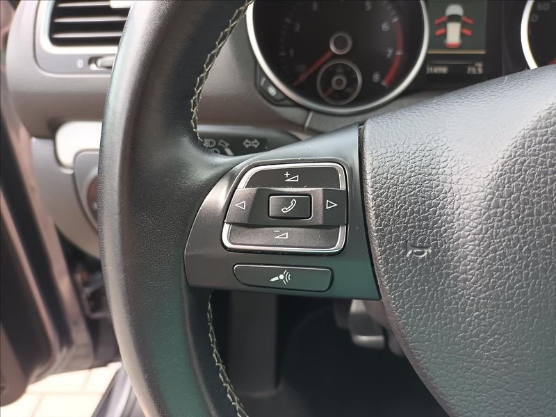 Volkswagen Golf 1,2 TSI,SERVIS,VÝHŘEV,PARKING - fotka 26 z 44
