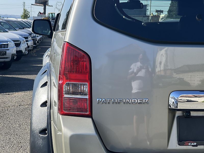 Nissan Pathfinder 2.5DCi 4x4 AUTOMAT 7MÍST  - fotka 42 z 43