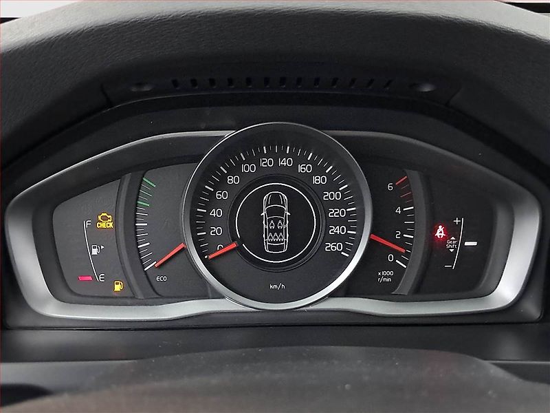 Volvo V60 (2017) D3 2.0, Navi, Tempomat - fotka 11 z 18