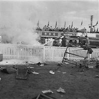 Le Mans 11. června 1955, okamžiky po katastrofě. Po nehodě závod i přes chaos pokračoval, protože funkcionáři se obávali, že hromadný odchod diváků by zablokoval cesty a na místo by se nedostali záchranáři.