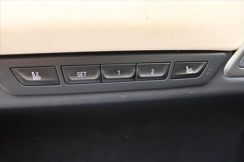 BMW Řada 7 750Li xDrive LASER MASÁŽE ČR - fotka 33 z 44