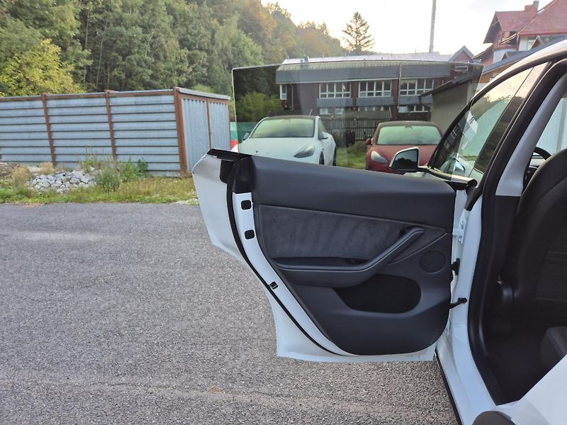 Tesla Model Y LONG RANGE DUAL MOTOR  92,7% - fotka 37 z 48