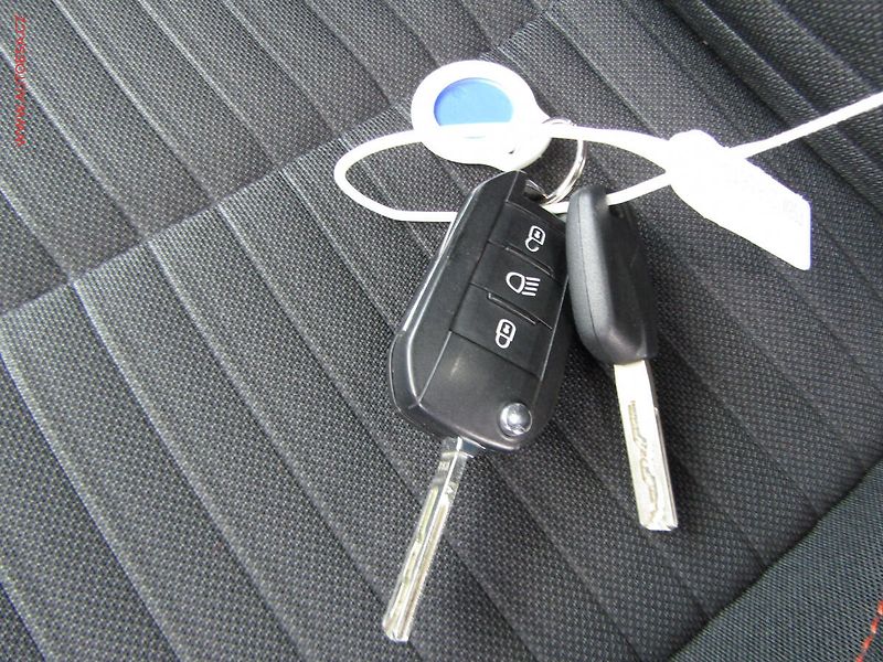 Peugeot 2008 (2021) 1.2 PT, ČR, Active - fotka 19 z 19