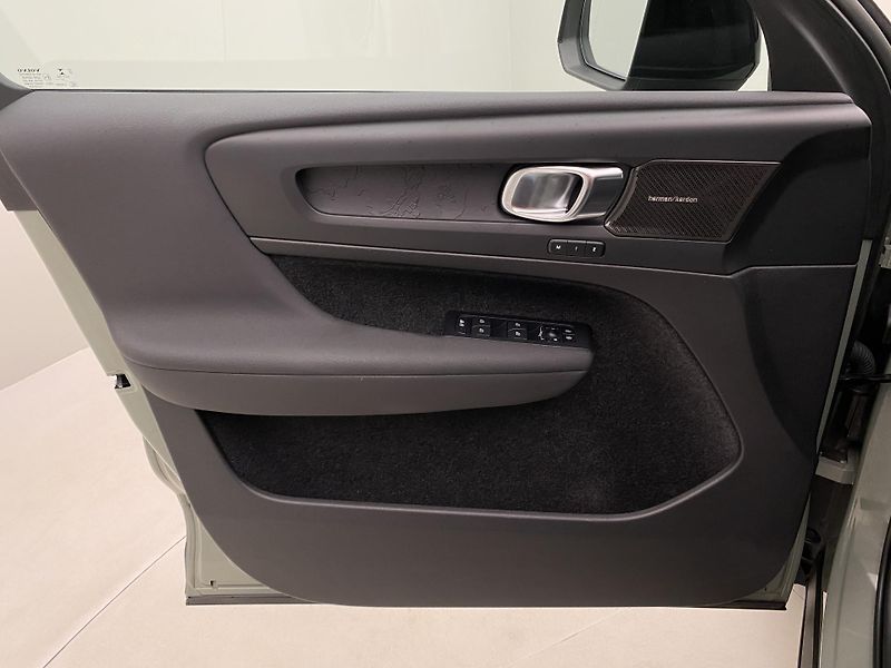 Volvo XC40 PURE ELECTRIC RECHARGE TWIN - fotka 7 z 58