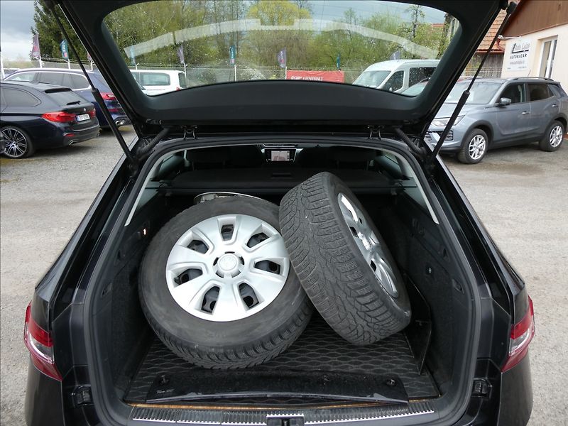 Škoda Superb 1,6 TDi 88kW DPH 2x kola - fotka 13 z 35