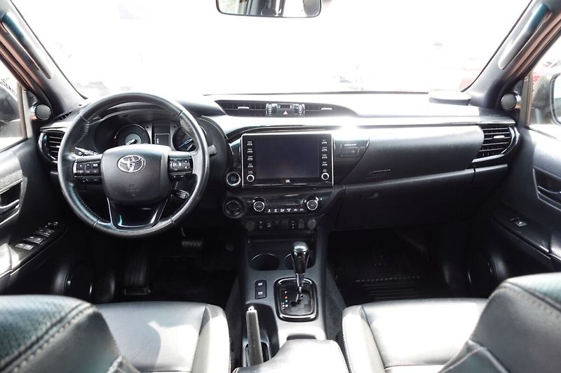 Toyota Hilux 2.8D4-D 6AT Invincible + Sport - fotka 15 z 33