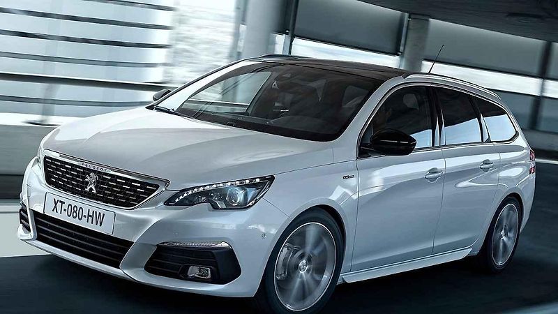 Mazda 6 si účtuje za kombi přesně tolik, co za sedan. Tedy 716 400 Kč.