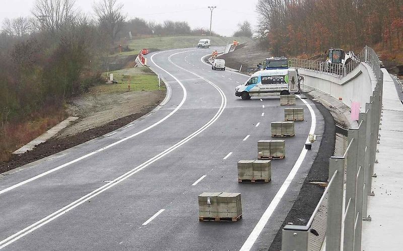 Dopravní značení na obchvatu Žiželic.