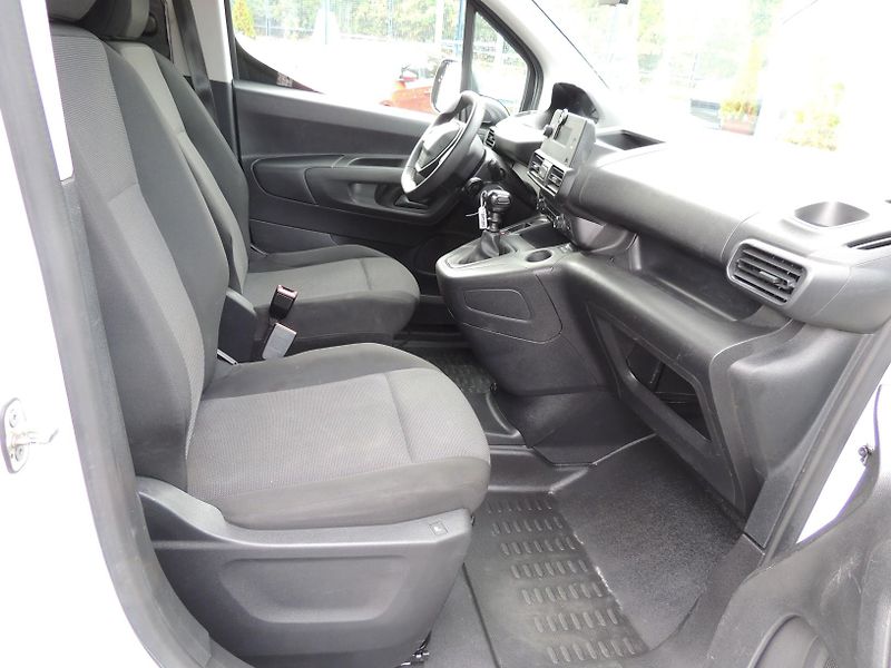 Peugeot Partner (2021) 1.2i,81kw,ČR,1majitel,59000km - fotka 34 z 46