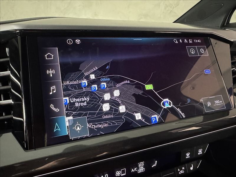 Audi Q4 e-tron 35 S-Line LED HUD Kamera - fotka 39 z 45