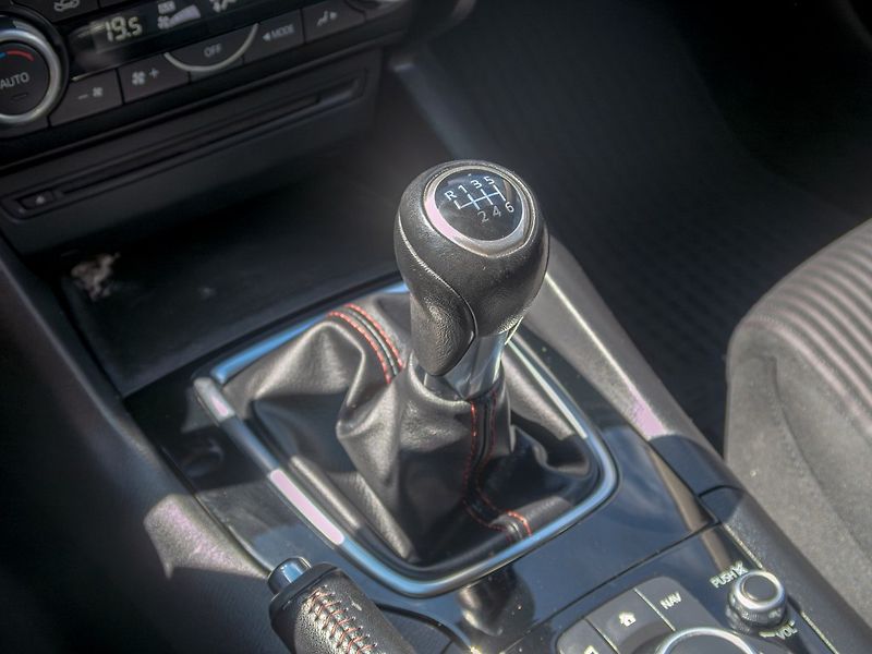 Mazda 3 (2015) ČR 2.2D 110KW – PLNÁ SERVISKA! - fotka 31 z 54