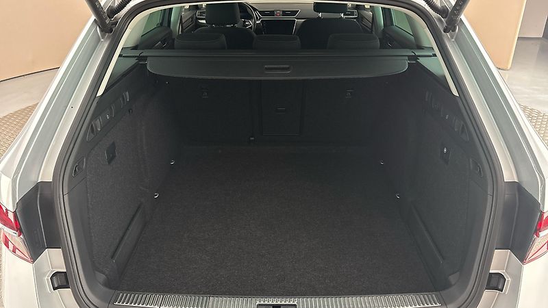 Škoda Superb 2.0 TDI DSG 4x4 Style Combi - fotka 17 z 32