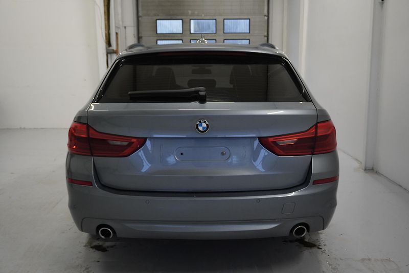 BMW Řada 5 (2018) 520D TOURING STEPTRONIC - fotka 9 z 27