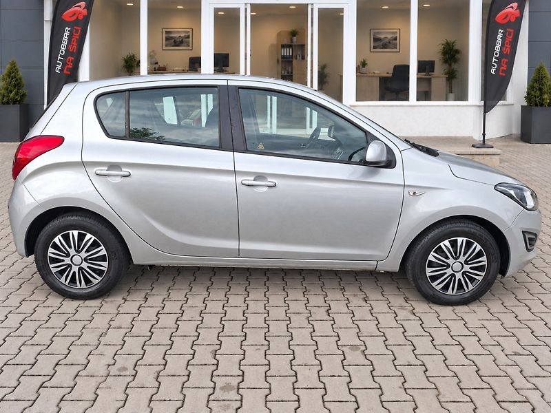 Hyundai i20 (2012) 1.2i 63kW -KLIMATIZACE-S.KNIHA - fotka 9 z 29