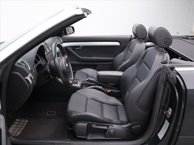 Audi A4 2,5 TDI  120kW MAN Cabriolet - fotka 18 z 31
