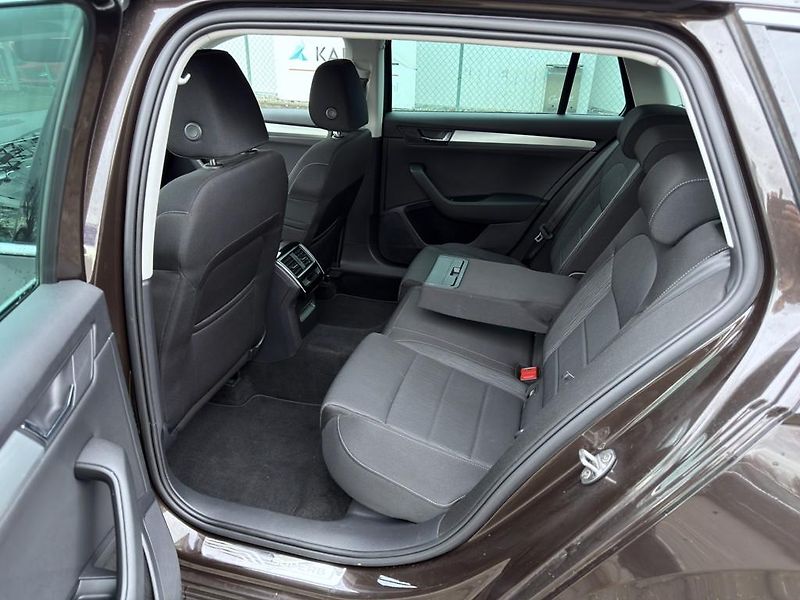 Škoda Superb 2.0 TDI 110 kW DSG, navigace - fotka 7 z 19