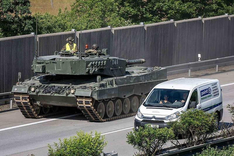 První armádní výcvik přesunu tanků Leopard 2A4 na dálnici D35.