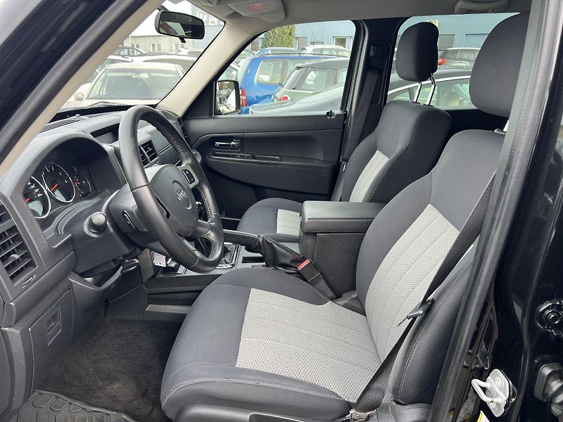 Jeep Cherokee 2.8CRD MANUÁL 6.R.ST. KLIMA - fotka 9 z 38