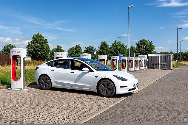 Velké nabíjecí sítě řeší zbytečné blokování stojanů vlastními poplatky. Řidiči proto sledují upozornění v aplikaci a po dokončení nabíjení mají místo co nejrychleji uvolnit., zdroj: Avda /Wikimedia CC 3.0