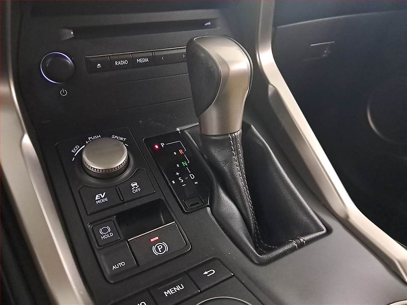 Lexus NX 300h (2016) 300h - fotka 13 z 17