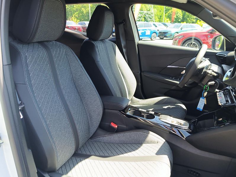 Peugeot 2008 (2026) ALLURE Hybrid 145 e-DCS6 - fotka 13 z 21