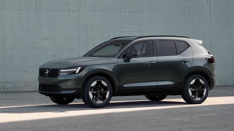 Volvo XC40 (2026) B3 AUT DARK PLUS - fotka 2 z 14