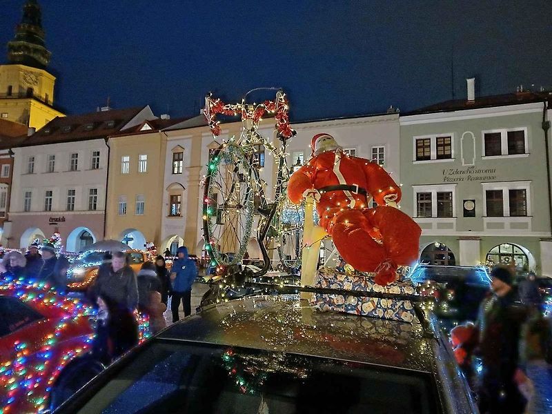 Sraz vánočně nazdobených aut v Kroměříži (prosinec 2024)