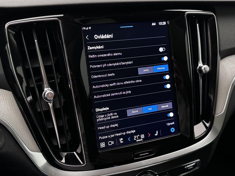Volvo V60 B4 DARK PLUS AUT  - fotka 41 z 49