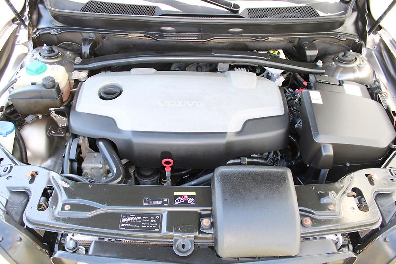 Volvo XC90 2,4 D5 AWD SUMMUM 7 MÍST CZ - fotka 28 z 28