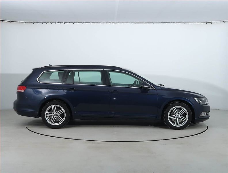 Volkswagen Passat (2017) 2.0 TDI, Automat, Serv.kniha - fotka 6 z 22
