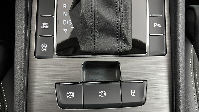 Škoda Superb 2.0 TDI DSG Style Combi - fotka 23 z 28