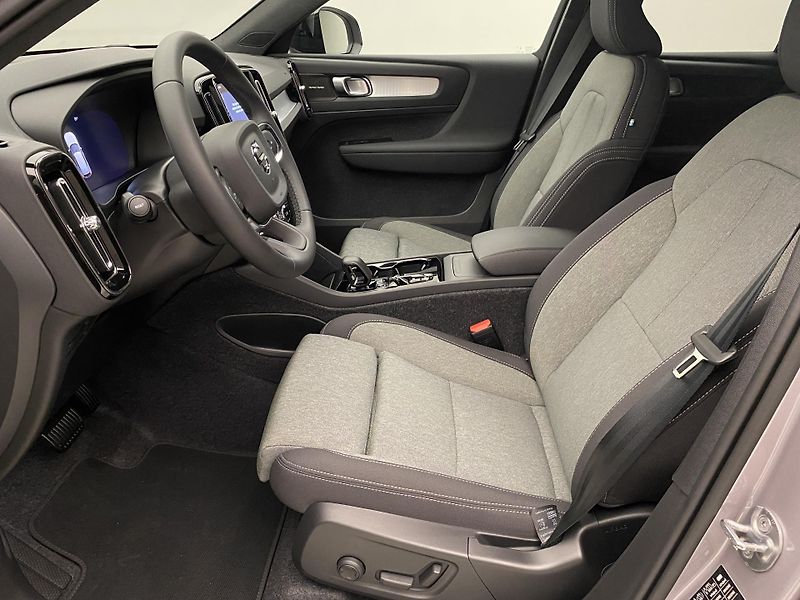 Volvo XC40 (2025) B3 AUT DARK PLUS - fotka 3 z 48