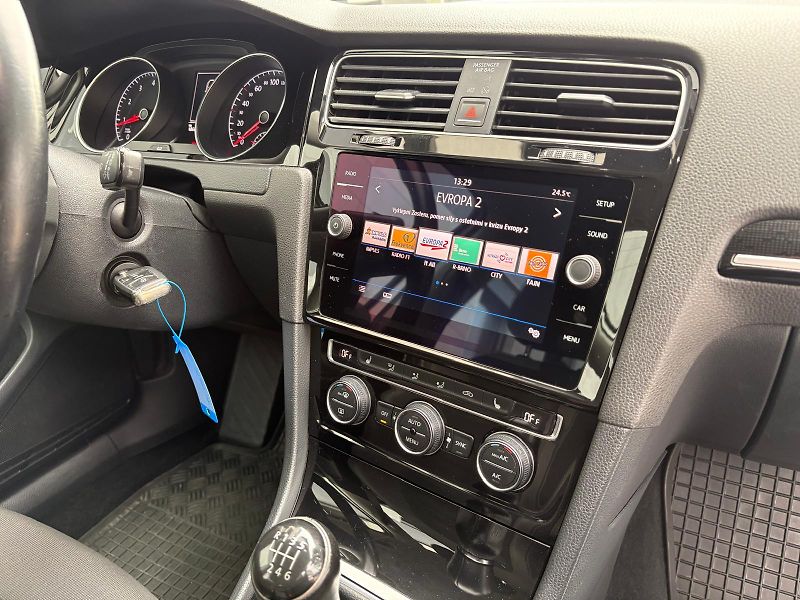 Volkswagen Golf Variant 1.4TGI 81 kW Highline ČR,1.MAJ - fotka 35 z 50