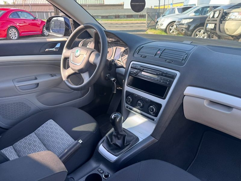 Škoda Octavia (2009) 1,9 TDI 77 KW 2. MAJ SERVISKA - fotka 33 z 50