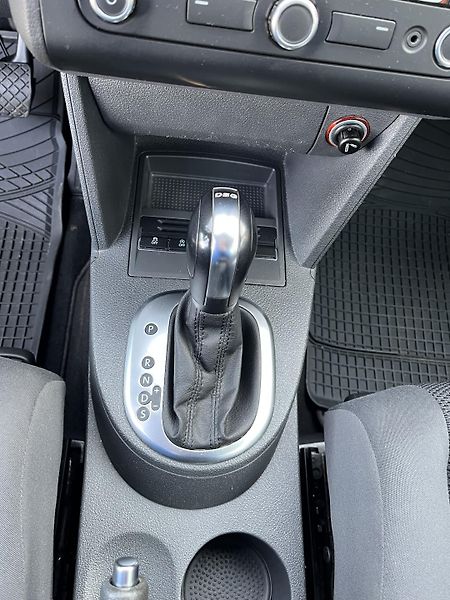 Volkswagen Touran 1.6 TDi DSG Serviska - fotka 18 z 37