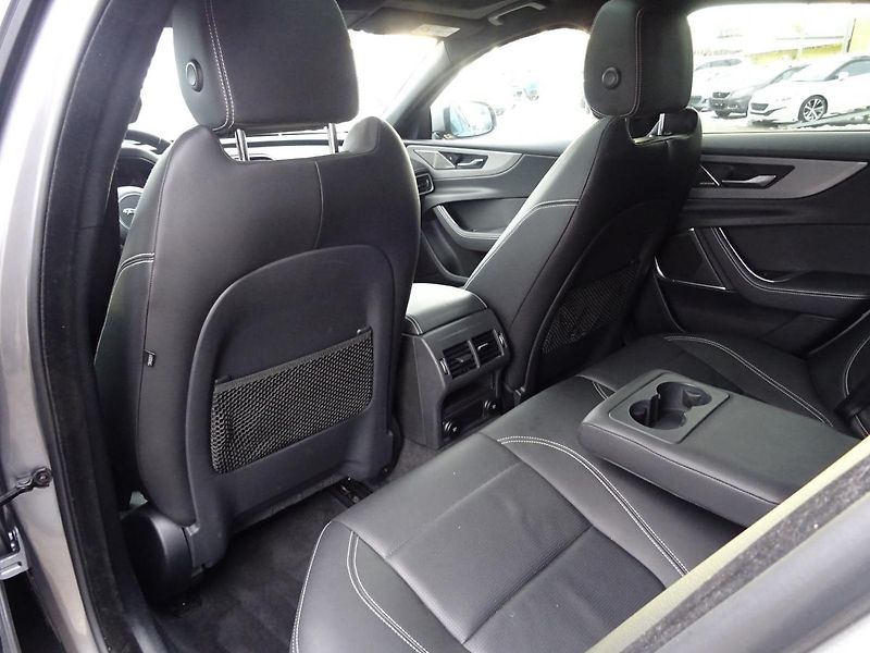 Jaguar XE D180 R - Dynamic SE - fotka 16 z 47