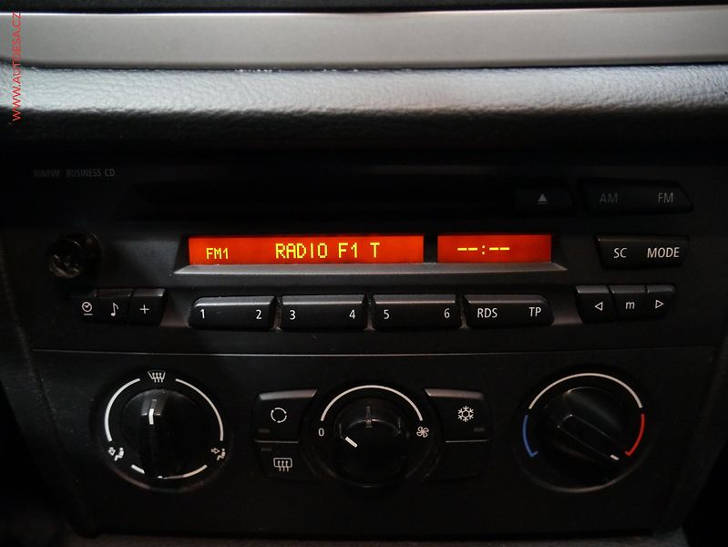 BMW X1 (2010) 2.0 D xDrive18d, AC, park - fotka 12 z 14