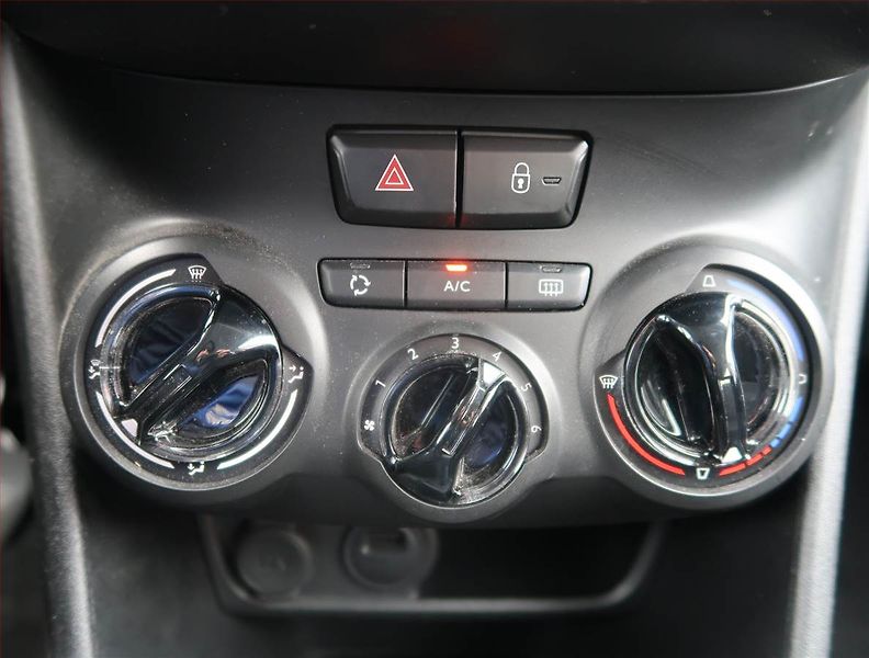 Peugeot 208 (2019) Active 1.2 PureTech - fotka 14 z 15