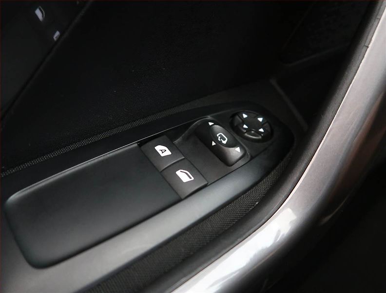 Peugeot 2008 (2017) 1.2 PureTech, Automat, ČR - fotka 19 z 21