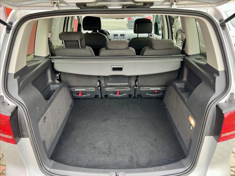 Volkswagen Touran 1,6 TDi  NAVI / kamera / ALU - fotka 14 z 44