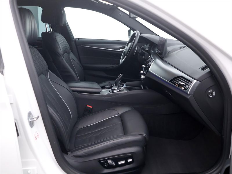 BMW Řada 5 3.0 540d 250kW xDrive CZ DPH - fotka 13 z 44