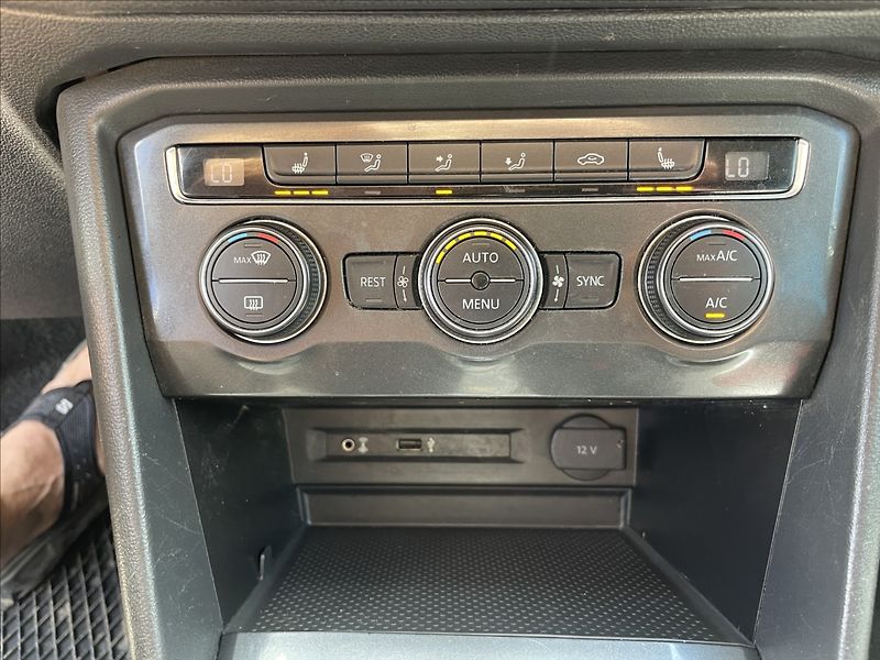 Volkswagen Tiguan 2,0 TDi 110kw DSG 4-matic bez - fotka 20 z 36