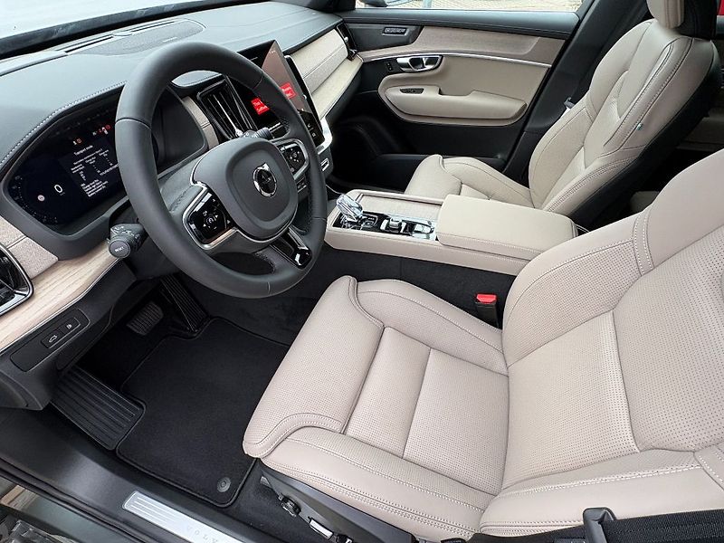 Volvo XC90 Plus Bright T8 299kW - fotka 15 z 26