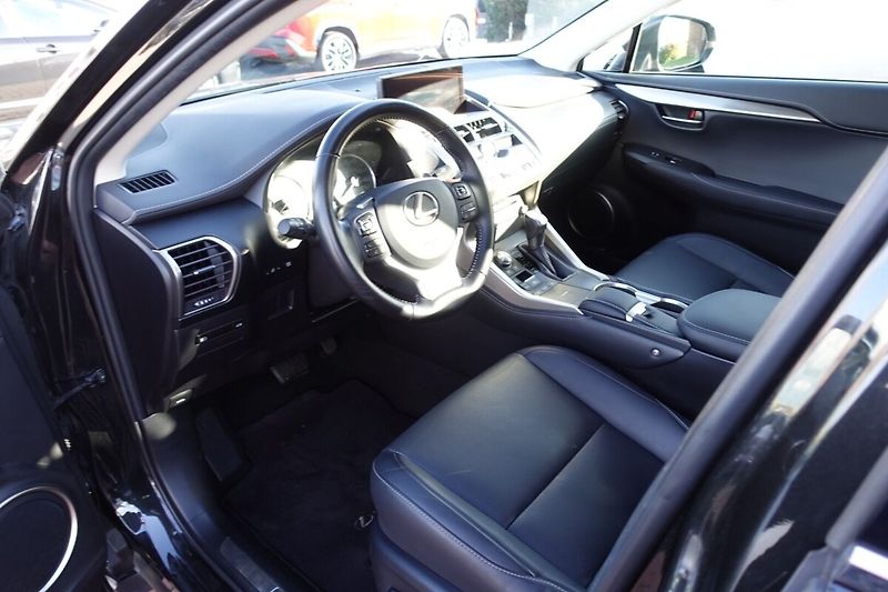 Lexus NX 300h 2,5HSD AWD PRESTIEGE SAFETY - fotka 12 z 34